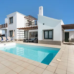 Camelot Homes By Livvo Villa